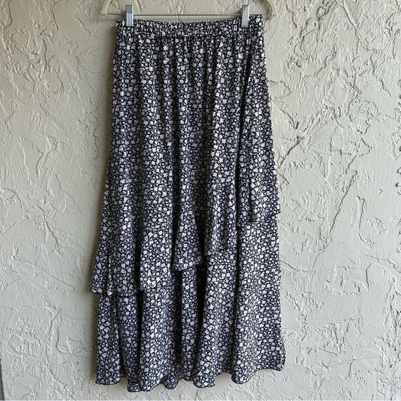 New with tags!  Navy floral high low ruffle skirt. Sz M - Picture 3 of 4